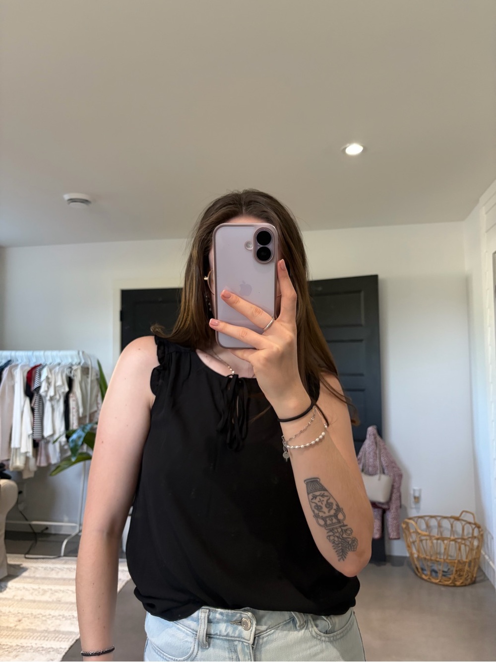 Haut classique noir sans manches et col de cravate pour femme